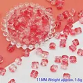 Detailaufnahme von 11 mm rot-weißen Glaslöwenperlen für die DIY-Schmuckherstellung - Hellrot Löwentanz
