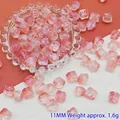 Nahaufnahme von 11 mm rosa und klaren glasierten Löwenperlen für DIY-Schmuckarbeiten. - Hellrosa Löwentanz