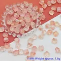 Makroansicht von 11 mm rosa durchscheinenden Löwenkopfperlen aus Glas für DIY-Schmuck - Gelbrosa Löwentanz