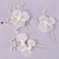 Horquillas de novia con flores blancas, perlas y ramas de hilo dorado sobre fondo lila. - Horquilla de Pelo para Uso Diario (HS-J6333G) / 3 piezas / Blanco Fresco/Oro Texturizado