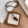 Vintage handgesneden houten kattenhanger ketting met kralen aan een zwart koord voor dames - Rood sandelhouten kitten kettingen