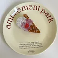 Détail d'une adorable pince à cheveux en acétate en forme de cornet de glace sur une assiette - 9.8cmx5.5cm / Glace à la Cerise