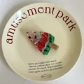 Gros plan détaillé d'une pince à cheveux en acétate en forme de bâtonnet de pastèque. - Squishy esquimau pastèque (9 cm * 5 cm, 24 g)