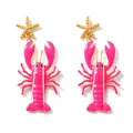 Detailansicht der leuchtend rosa Hummer-Ohrringe mit goldenen Seestern-Steckern. - Fuchsia