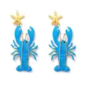 Detaillierte Nahaufnahme von blauen Hummer- und goldenen Seestern-Ohrring-Anhängern - Himmelblau
