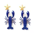 Detaillierte Nahaufnahme der blauen Emaille-Hummer-Ohrringe mit goldenen Seesternen - Dunkelblau