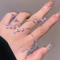 Primo piano di una scintillante catena da dito con foglie in zircone per un look chic - Anello da Dito Avvolgente Forma di Vite (DZ-733)