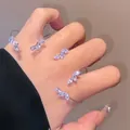 Primo piano di un elegante bracciale ad anello con foglie di zirconi in finitura argento - Anello Aperto Foglia (5469) / Argento