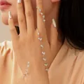 Primo piano di un'elegante catena da mano in argento a forma di foglia con zirconi. - Bracciale da Mano a Foglia in Zircone Marquise Argento (9739)