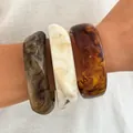 Set of three acrylic irregular marbled bangles with tortoiseshell and cream finishes - 3-Piece Irregular Open Bangle Set (6774101HB) / Dark Grey & Cream Combo