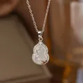 Elegante Silberhalskette mit weißem Flaschenkürbis-Anhänger und Steinbesatz - Weißer Jade Hulu (9070)
