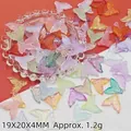Gros plan de breloques colorées en forme de queue de sirène translucide pour bijoux DIY. - Queue de poisson couleurs mélangées