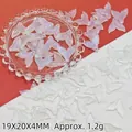 Détail macro de breloques en queue de sirène irisées pour la création de bijoux DIY - Queue de Poisson Blanche