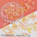 Détail macro de perles en queue de sirène orange dégradé avec trous pour bijoux DIY. - Queue de poisson orange