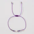 Handgefertigtes lila Kordelarmband mit Amethyst-Natursteinen und Kunstperlen - Lila