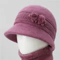 Elegante gorro de punto violeta para mujeres mayores con flor de felpa y bufanda a juego. - Talla única / Solo Gorro / Rosa Empolvado