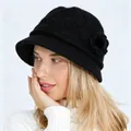 Detalle de gorro cloché de punto negro para mujer con flor y textura de lana cálida - Talla única / Negro