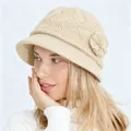Primer plano de un sombrero cloche de punto beige para mujer con flor decorativa - Talla única / Beige