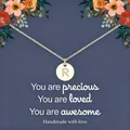 Minimalistische vergulde ketting met ronde hanger en gegraveerde letter R variant - Letter R / Goud
