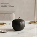 Ornement de pomme en céramique côtelée noir mat minimaliste avec tige dorée chic - Pomme à Rayures Légères / S / Noir