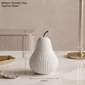 Ornement de poire moderne en céramique blanc mat avec tige dorée - Poire à Rayures Fines / S / Blanc