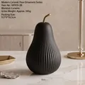 Ornement de poire moderne en céramique noir mat avec texture nervurée et tige dorée - Poire à Rayures Fines / L / Noir