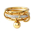 Detailansicht eines mehrlagigen goldenen Edelstahlrings mit Kugelanhänger und Zirkonia-Band. - Größe 7 / Mehrlagiger Ring mit Kugel (R1753) / Gold