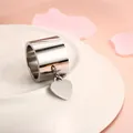 Detailansicht eines polierten breiten Edelstahlrings mit einem hängenden Herzanhänger - Größe 7 / Stil mit Herzanhänger (MSXRG000001) / Silber
