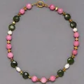 Gedetailleerd beeld van een handgemaakte ketting met roze natuurstenen en zoetwaterparels - Halsketting 7 (25J10) / 43cm / Roze/Groen