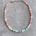 Detailansicht der unregelmäßigen bunten Halskette aus Naturstein und Perlenperlen - Rosa/Weiß/Grün-Mix