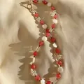 Elegante Halskette aus unregelmäßigen Natursteinen mit rosa und weißen facettierten Perlen. - Rosa/Weiße facettierte Perlen