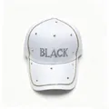 Dettaglio del cappellino bianco con scritte BLACK e finiture in strass luccicanti. - Adulto, Circonferenza del cappello 58cm regolabile / Vestibilità regolare / Bianco
