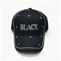 Dettaglio ravvicinato di un cappellino nero con scritta 'BLACK' e accenti in strass. - Adulto, Circonferenza del cappello 58cm regolabile / Vestibilità regolare / Nero