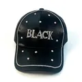 Gros plan du lettrage 'BLACK' en strass étincelants sur une casquette en satin - Noir / Adulte, Circonférence du chapeau 58cm réglable