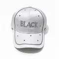 Detailopname van witte satijnen honkbalpet met BLACK strass-letters en kristallen - Volwassene, Hoofdomtrek 58cm Verstelbaar / Satijn-look Stijl / Wit