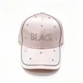 Detailweergave van roze satijnen baseballpet met fonkelende 'BLACK'-belettering van stras. - Volwassene, Hoofdomtrek 58cm Verstelbaar / Satijn-look Stijl / Roze