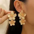 Pendientes largos de flores barrocas doradas extragrandes con acabado metálico - Pendientes de Doble Flor Dorada (A-352)