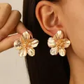 Grote gouden bloemknop oorbellen met realistisch getextureerde bloembladen voor dames - Gouden Bloemen Oorknopjes (4179)