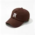 Primer plano de gorra de béisbol marrón con letra R blanca bordada en relieve en frontal - Café / Adulto, Circunferencia de la gorra 58cm ajustable