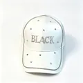 Gros plan d'une casquette de baseball en satin blanc avec lettrage "BLACK" en strass - Blanc / Adulte, Circonférence du chapeau 58cm réglable