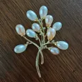 Broche tulipe élégante ornée de perles d'eau douce naturelles et finition dorée. - Bijoux branche et perle dorés