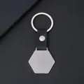 Primer plano de una placa metálica hexagonal y hebilla de cuero para grabado láser. - Llavero Hexagonal / 35.2*35mm / Plateado