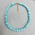 Handgefertigte Halskette mit unregelmäßigen blauen Muschelperlen und Herzanhänger - Blaue Chips mit goldenem Herzanhänger / 38+5cm / Blau