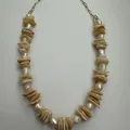 Handgefertigte Strandhalskette mit unregelmäßigen Muschelstücken und Naturperlen - Beige-orange Muschel mit künstlicher Barockperle / 38+5cm / Beige-Orange