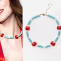 Collier de perles fait main avec breloques crabe rouge et perles de verre bleues sur mannequin - Collier Crabe Rouge Perle et Pierre Naturelle