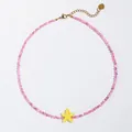 Vue détaillée du collier de perles roses avec un pendentif étoile de mer jaune vif - Collier Étoile de Mer Jaune Brillant Perles Roses