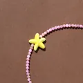 Gros plan d'un collier de perles d'été avec un pendentif étoile de mer jaune vif - Bracelet Étoile de Mer en Pierre Naturelle