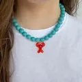 Collier perles turquoise fait main avec un pendentif homard en verre rouge vif très élégant. - Collier Homard Rouge Turquoise (6280)