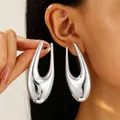 Grote glanzende zilveren U-vormige creolen met een minimalistische metalen afwerking - Hol Ovaal (6130) / Zilver