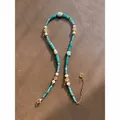 Detailweergave van de natuursteen kralenketting met parels en turquoise stenen - Ketting 3 (38+5cm)